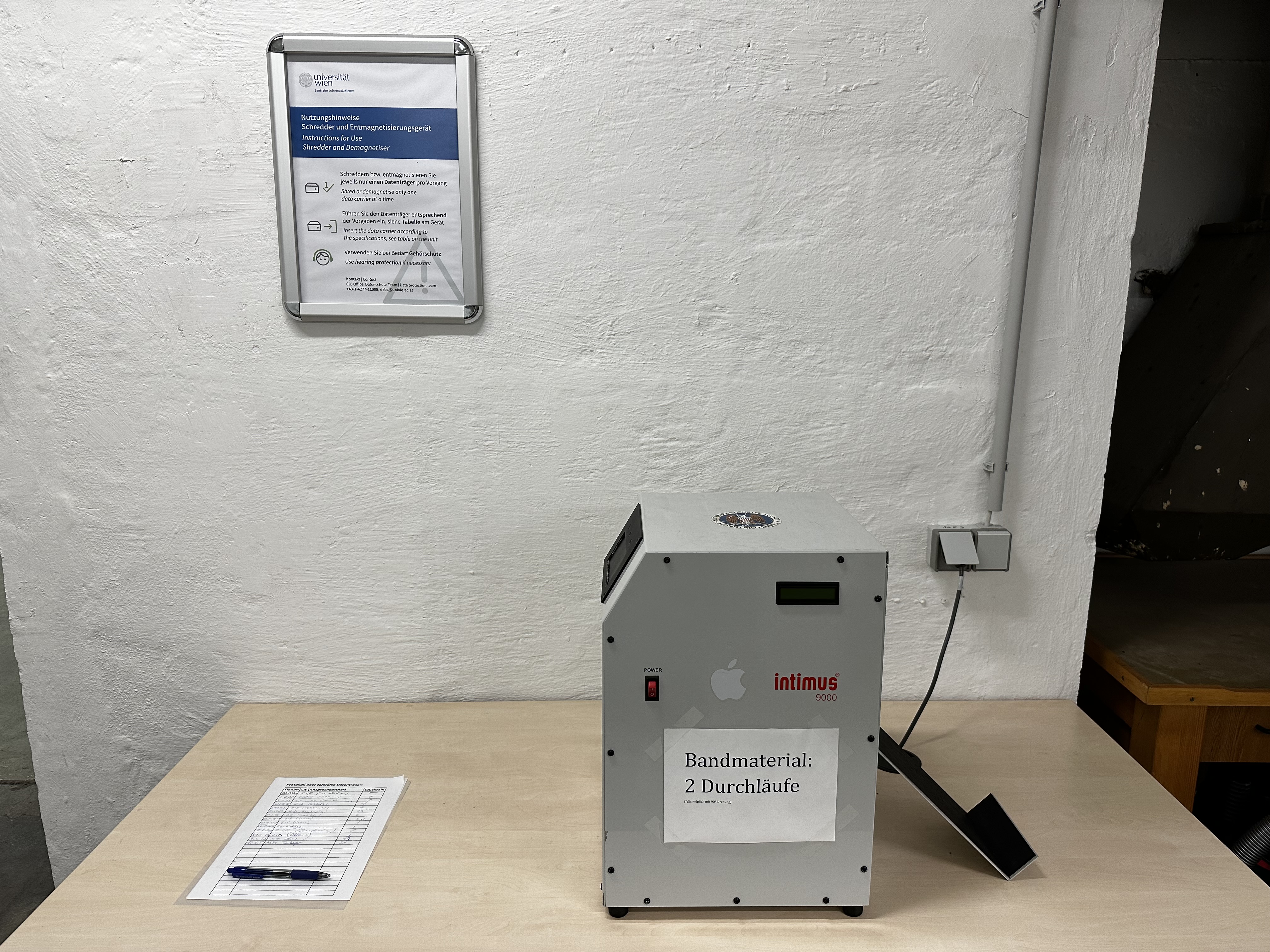 Device for degaussing magnetic media