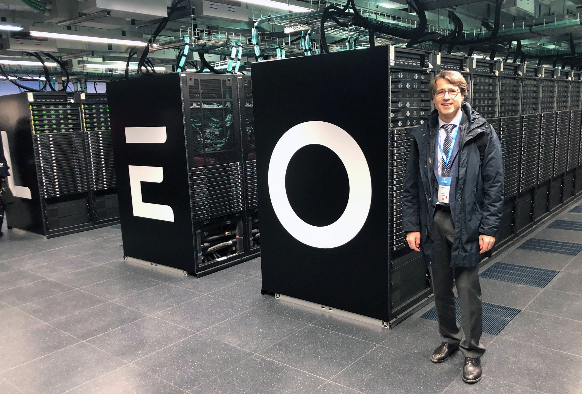 Foto Prof. Dellago vor dem Supercomuter Leonardo